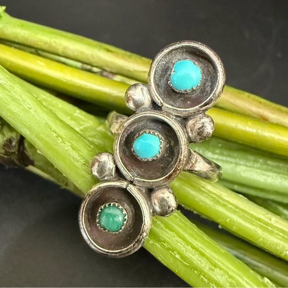 Jewelry - Vintage Unsigned Zuni Native American 3-Row Green Blue Turquoise Ring Size 6 4g.